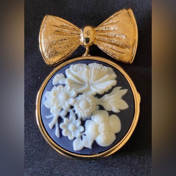 Estée Lauder Perfume Compact 2005 Cameo Bow Brooch Beautiful Floral Like New - Picture 1 of 8